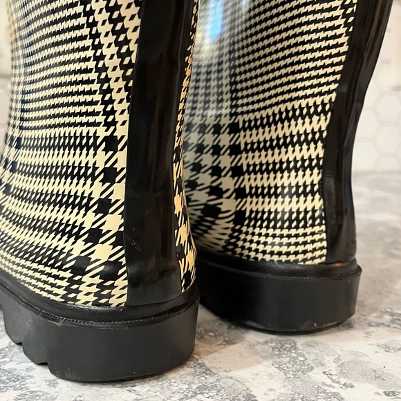Size 7 Forever Young rubber rain boots houndstooth. Adjustable calf buckle. - Picture 5 of 7